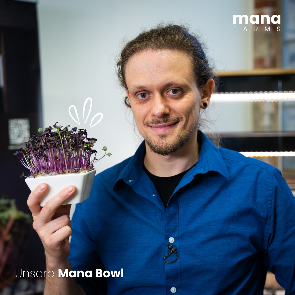 Raphael, Co-Founder und CEO von Mana Farms, mit einer Mana Bowl
