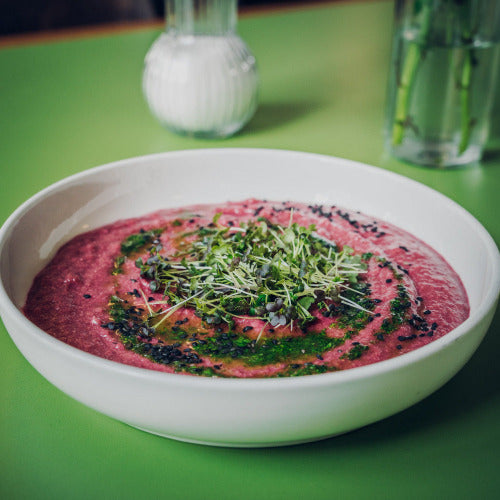 Restaurant Gericht mit Microgreens Mizuna Red von Mana Farms